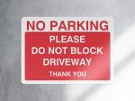 No parking please do not block driveway parking sign